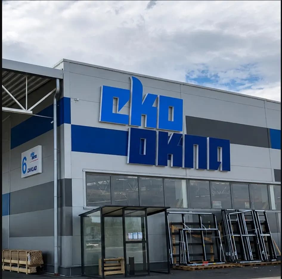 Modrá prostorová 3D písmena EKO OKNA instalovaná na fasádě výrobní haly