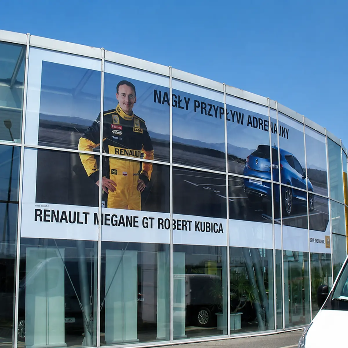 Velkoformátový polep prosklené fasády autosalonu Renault