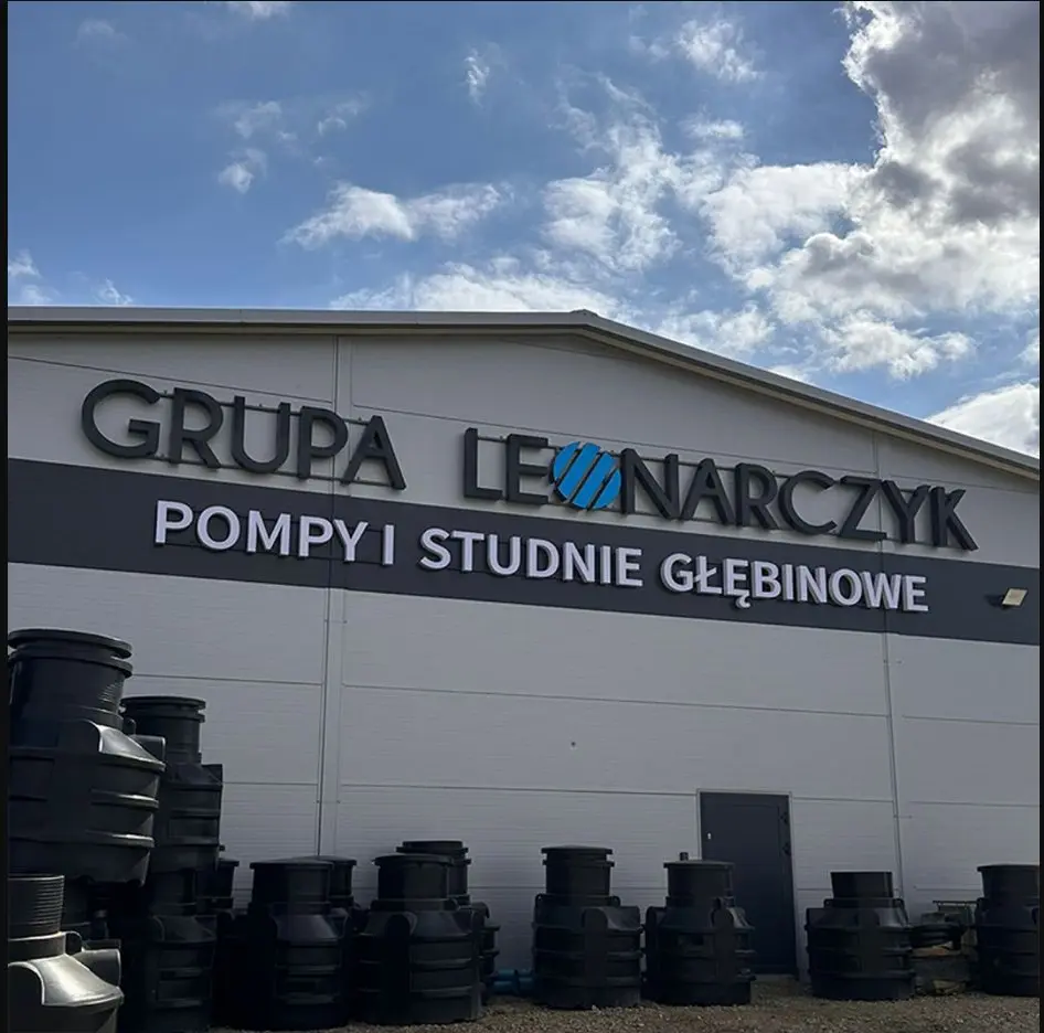 Prostorové firemní označení Grupa Leonarczyk instalované na fasádě výrobní haly
