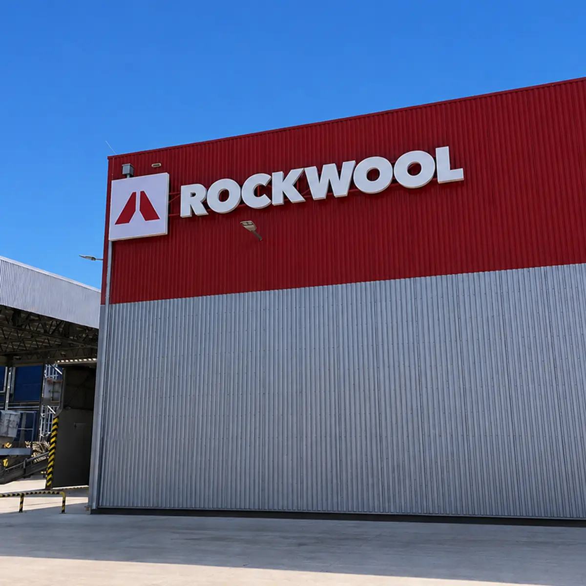 Světelná 3D písmena ROCKWOOL instalovaná na fasádě průmyslového objektu v Ostravě