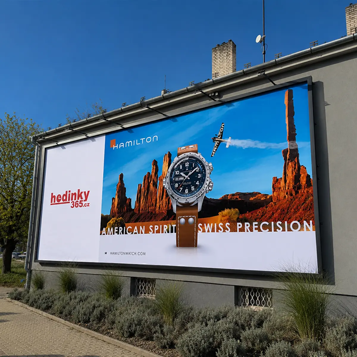 Velkoformátová reklamní plocha Hodinky365.cz osazená na venkovní ocelové konstrukci