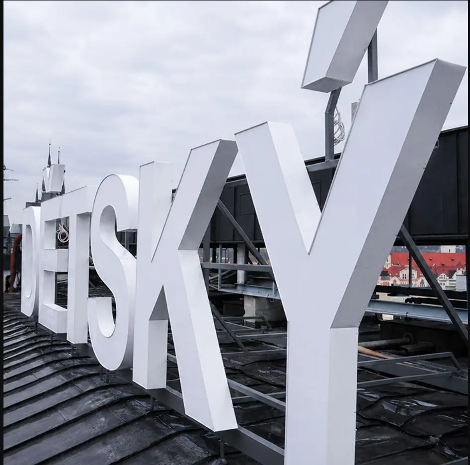 Bílá prostorová 3D písmena DĚTSKÝ instalovaná na střešní konstrukci v Praze